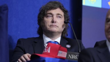 Президентът на Аржентина пя песен на Елвис по време на Съвета за мир (видео)