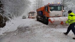 Част от България в снежен капан: Затворени шосета, свлачища, пътници бутат автобус
