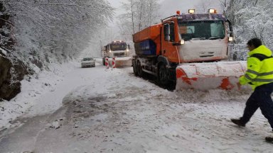 Част от България в снежен капан: Затворени шосета, свлачища, пътници бутат автобус