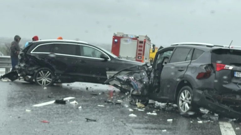 Верижна катастрофа на магистрала "Тракия", рязаха ламарини, за да извадят шофьор