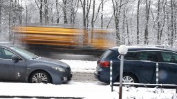 Над 80 снегорина се борят с 10 см сняг в София 