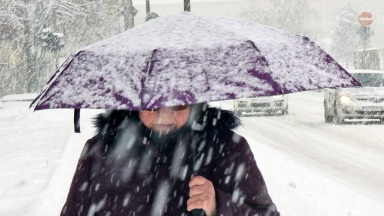 Снежно напрежение почти над цялата страна, ще продължи и до утре на обяд (снимки)