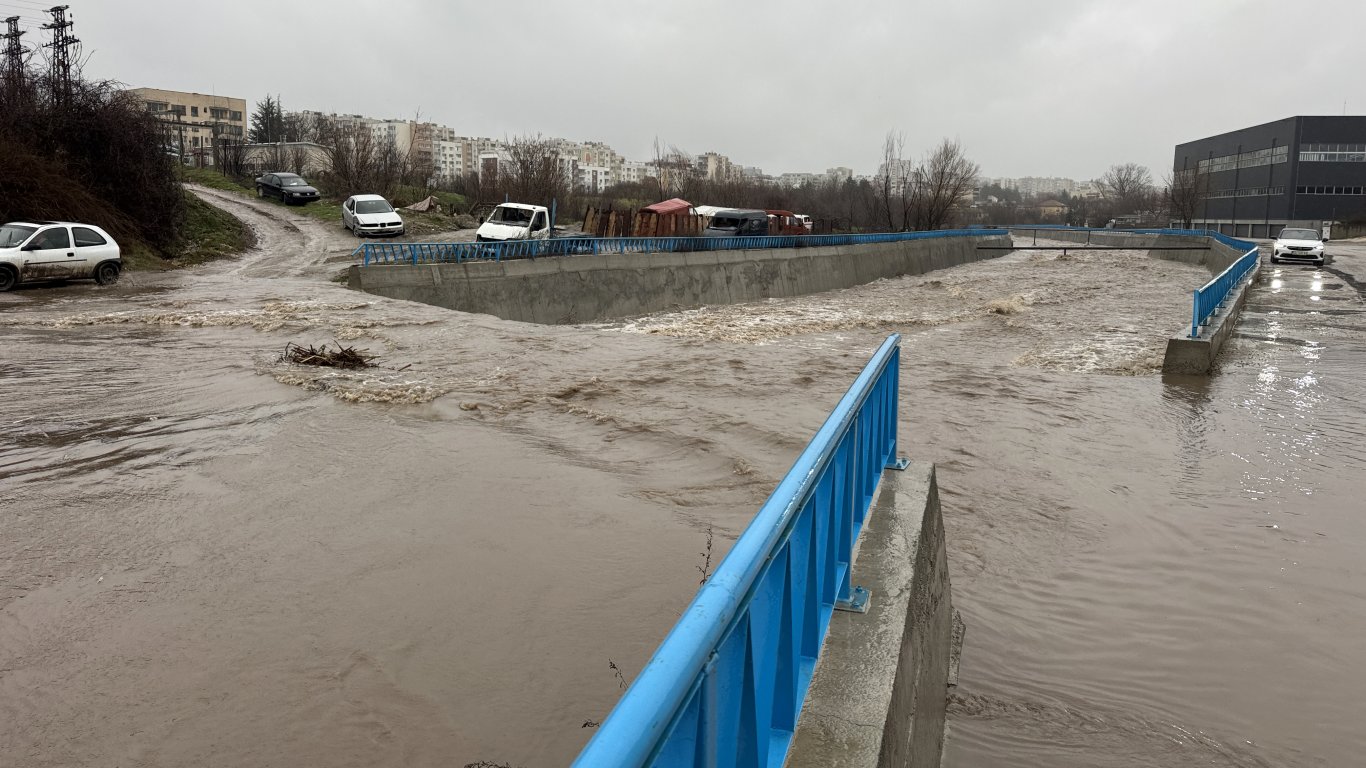 МОСВ нареди местната власт да предприеме мерки за почистването на речни корита и дерета