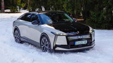DS N°8 със задвижване 4х4 не се плаши от зимата в България