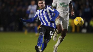 Шефилд Уензди изпадна рекордно рано след загуба в градското дерби