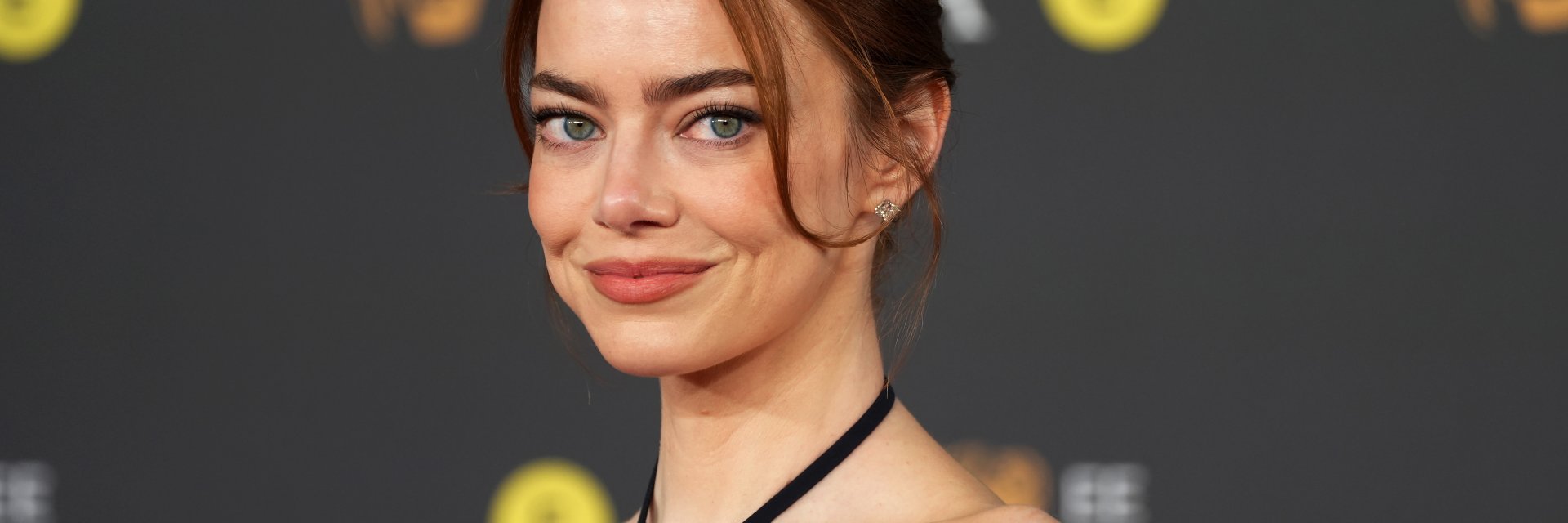 Звездите превзеха червения килим на БАФТА с деколтета и драматични шлейфове (снимки)