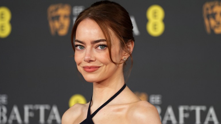 Звездите превзеха червения килим на БАФТА с дълбоки деколтета и драматични шлейфове (снимки)