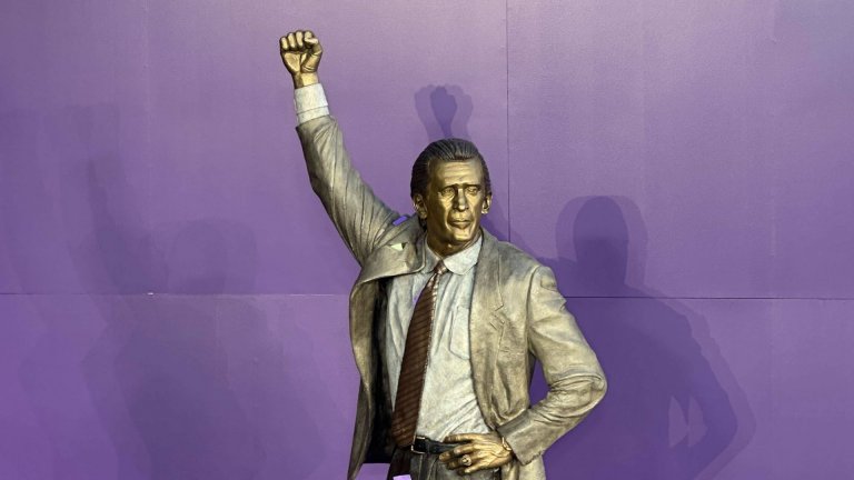 Лейкърс откри статуя на Кръстника, а след това загуби тежко от Селтикс