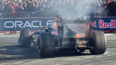 Болидът на Юки Цунода пламна по време на шоу в САЩ