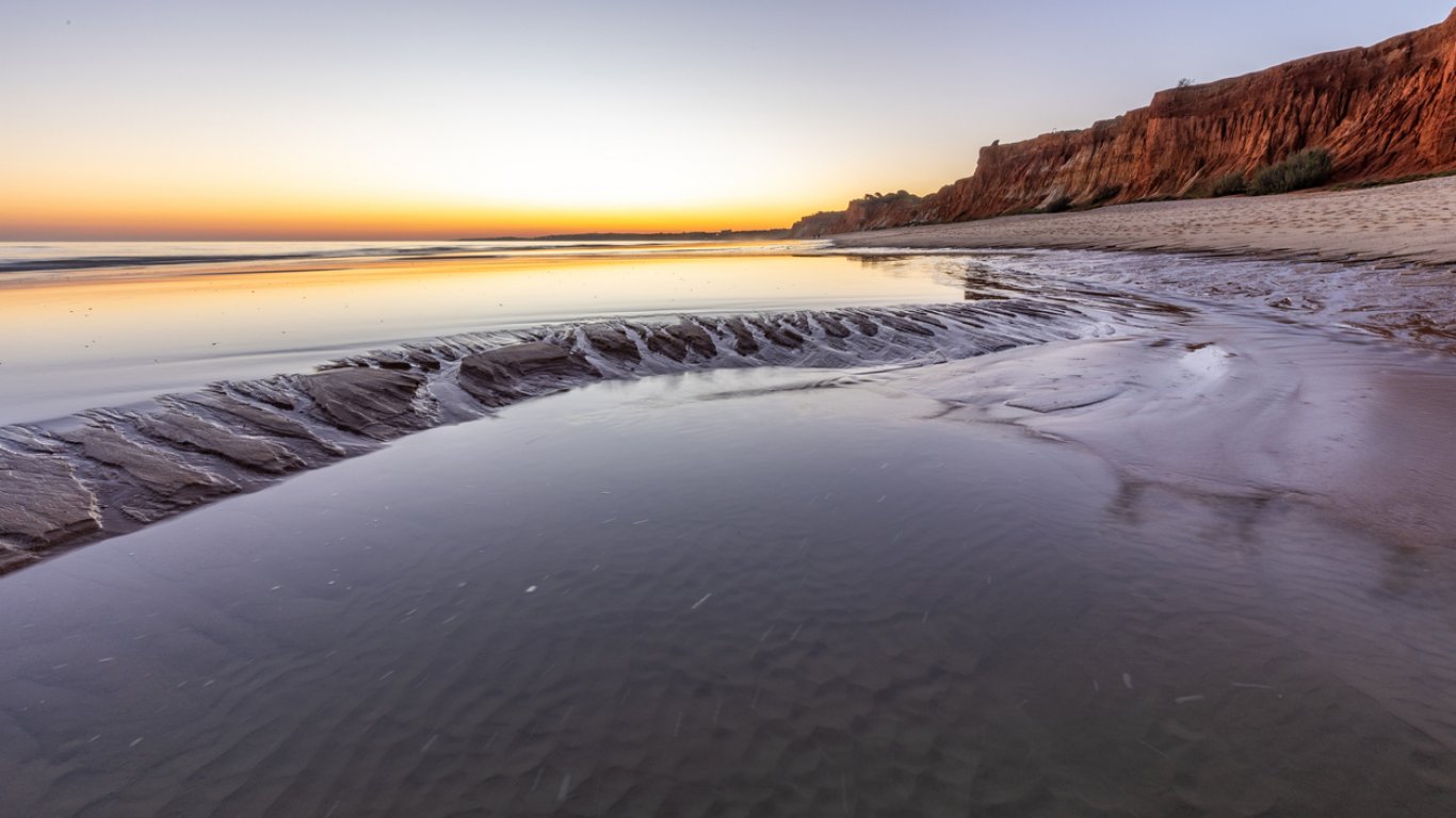 Ако Марс имаше плаж, щеше да изглежда така: Най-красивите и диви плажове на Европа (снимки)