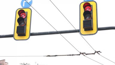 Сложиха "щори" върху светофара на Орлов мост (снимки)