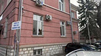 21-годишен потроши врати и прозорци на Районния съд във Велинград