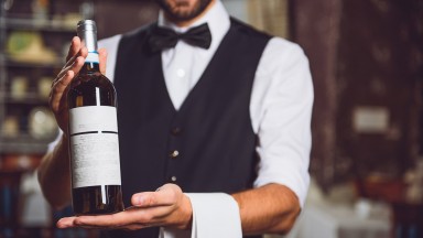 Не попадайте в този капан, когато поръчвате вино в ресторант