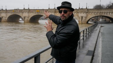 Френският художник JR, отдава почит на Кристо и Жан-Клод, превръщайки най-стария мост в Париж в гигантска пещера