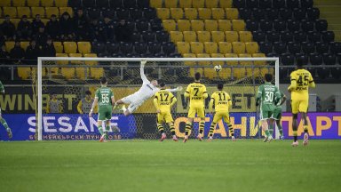 Десетима от "Ботев" излъгаха Лудогорец за радост на "Левски"