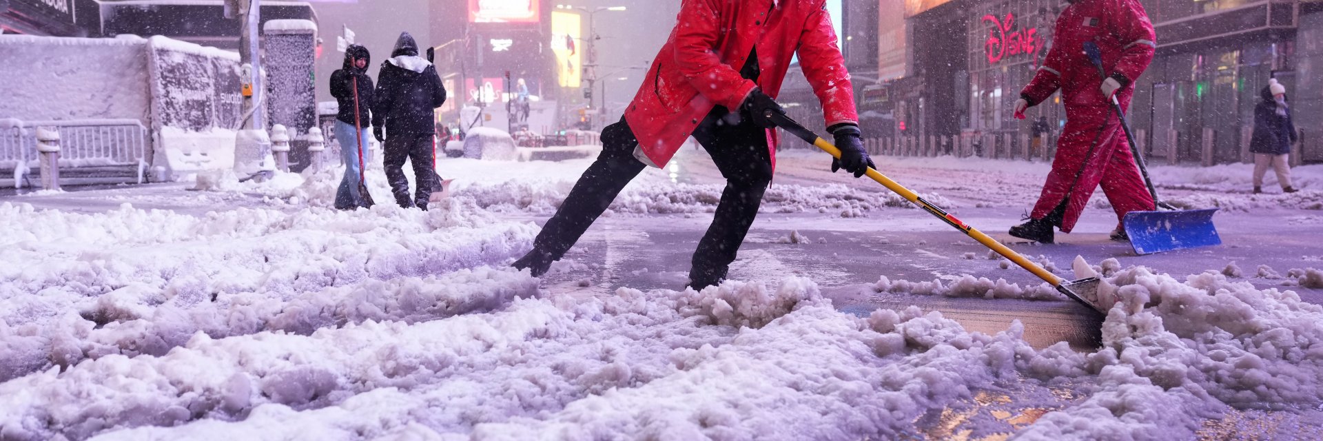 Половин метър сняг затрупа Ню Йорк (снимки/видео)