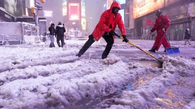 Половин метър сняг затрупа Ню Йорк (снимки/видео)