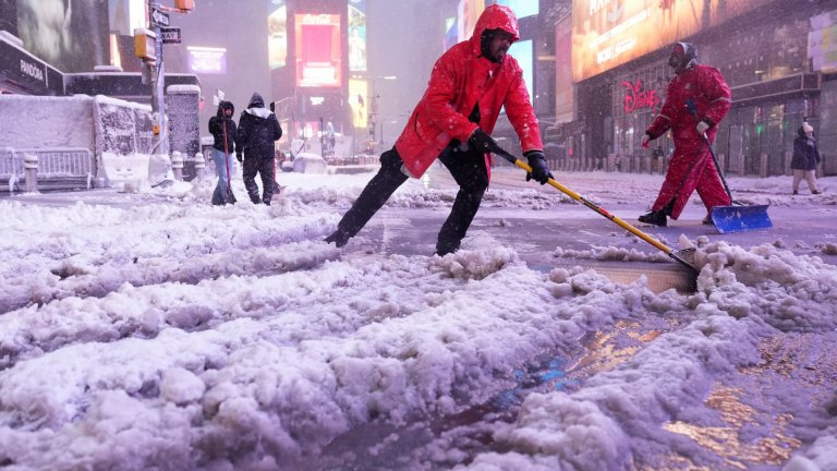 Половин метър сняг затрупа Ню Йорк (снимки/видео)