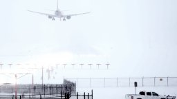 Снежна Буря парализира полетите и пътуванията в САЩ (видео)