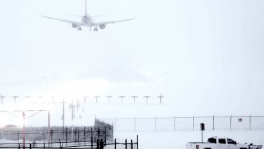 Снежна Буря парализира полетите и пътуванията в САЩ (видео)