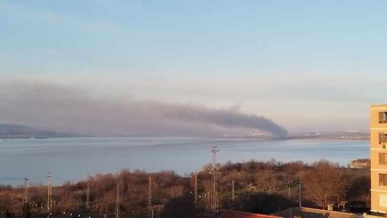 Голям пожар избухна на незаконно сметище за стари гуми край Варна 