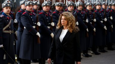 Почетен караул посрещна Йотова за отчета на състоянието на армията за 2025 г. (снимки)