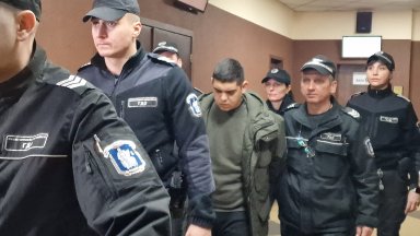 Близки на загиналото семейство на Околовръстното на Пловдив протестираха пред съда (снимки)
