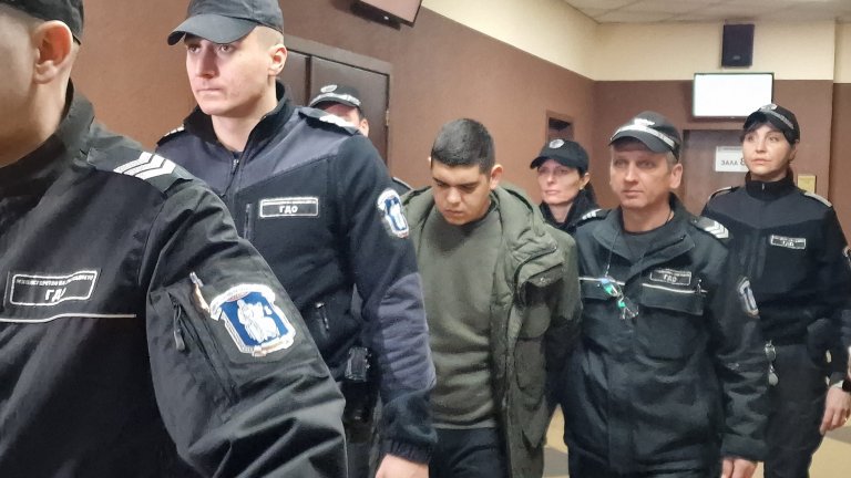 Близки на загиналото семейство на Околовръстното на Пловдив протестираха пред съда (снимки)