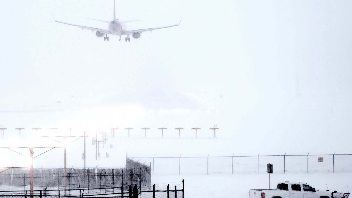 Буря парализира въздушния транспорт и пътуванията в САЩ