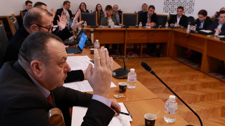 Правната комисия отхвърли ветото върху ограничението за избирателни секции извън ЕС