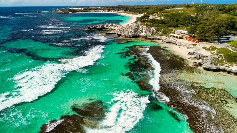 Туристически рай или масово гробище? Историята на острова, която никой не би очаквал да открие