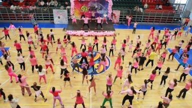 Музика и танци във всички нюанси на розовото: ето как премина Party in Pink™ Zumbathon® 2026