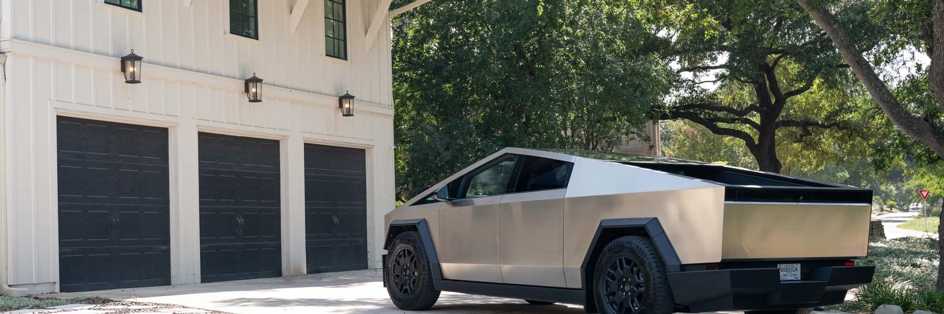 Tesla представи най-достъпната версия на пикапа Cybertruck