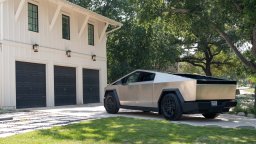 Tesla представи най-достъпната версия на пикапа Cybertruck