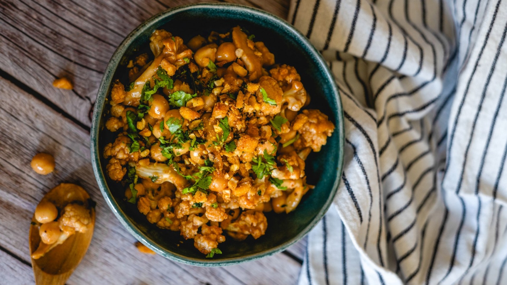 Запечен карфиол с къри от кокос и нахут