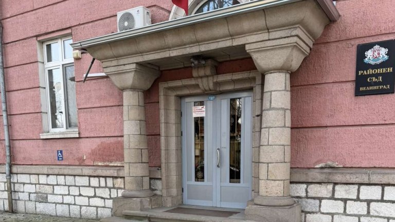 Младежът, счупил всички прозорци на съда във Велинград, сам поиска да е в ареста