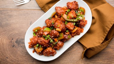 Хрупкаво пикантно пиле с ароматен сос