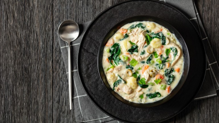 Бърза кремообразна пилешка супа със спанак