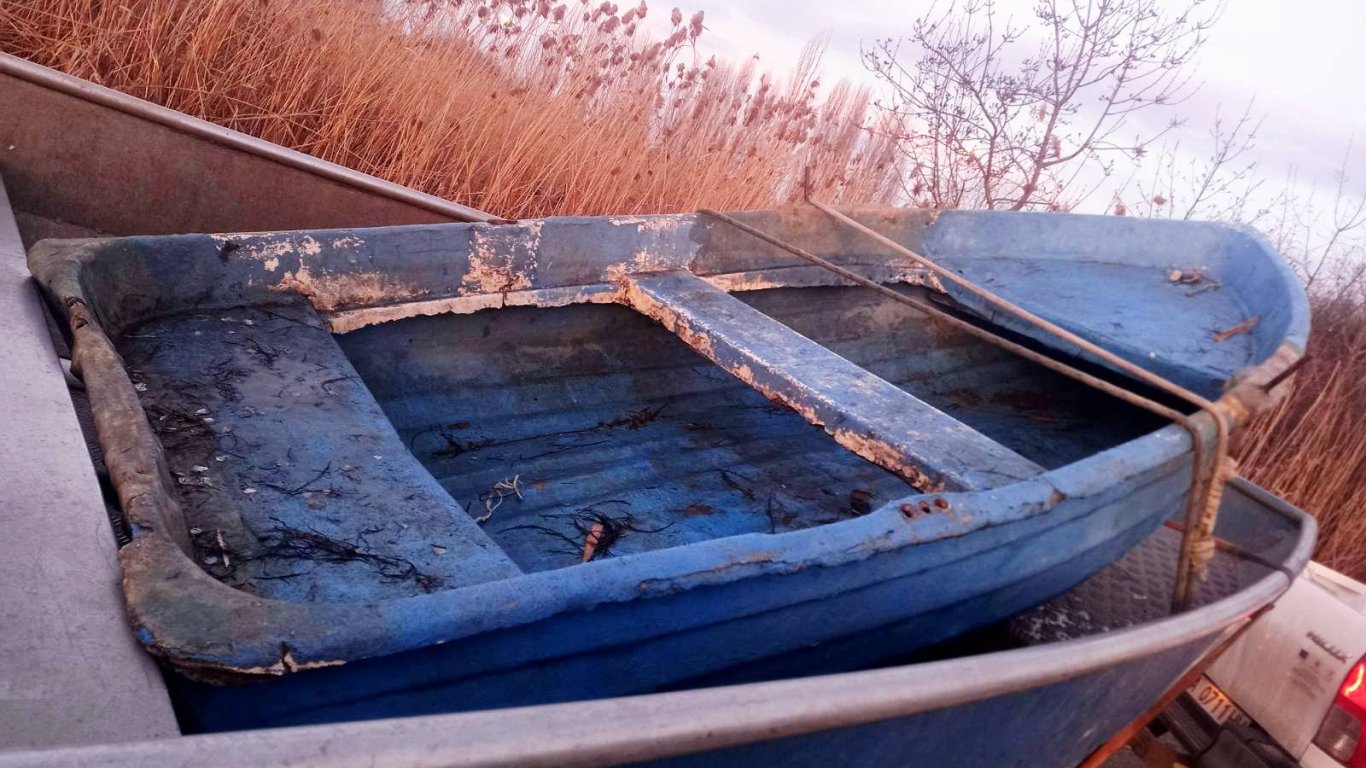 Заловиха бракониер в езерото Вая, иззети са мрежи, лодка и двигател