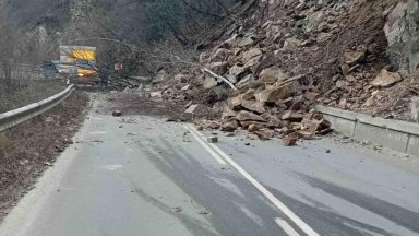 Тонове рухнали скали отново затвориха пътя за Велинград (видео)
