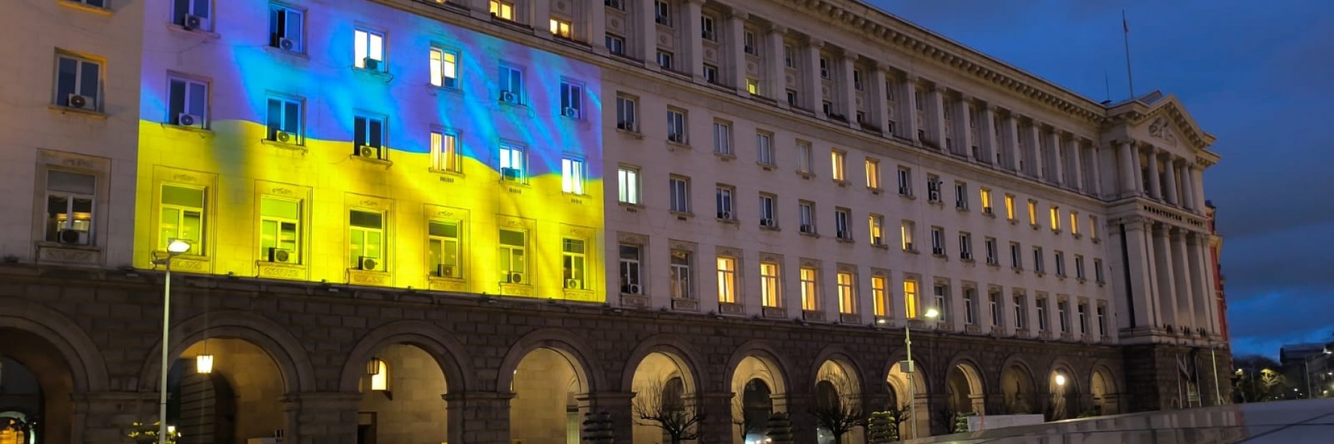 Украинският флаг освети МС и НС. ПП-ДБ, Гюров, Терзиев и министри на митинг с Олеся Илашчук (снимки)