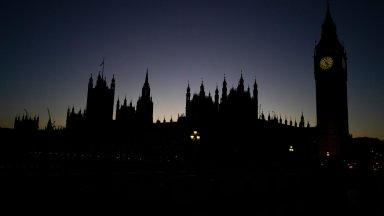 Националната банка на Унгария разследва сделки на енергийната компания МОЛ