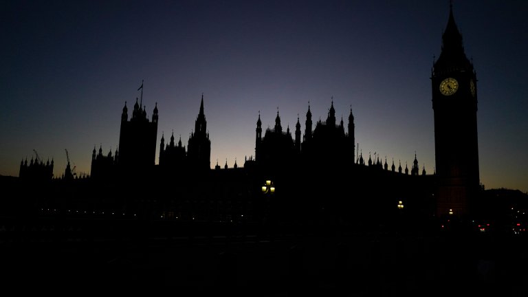 Националната банка на Унгария разследва сделки на енергийната компания МОЛ