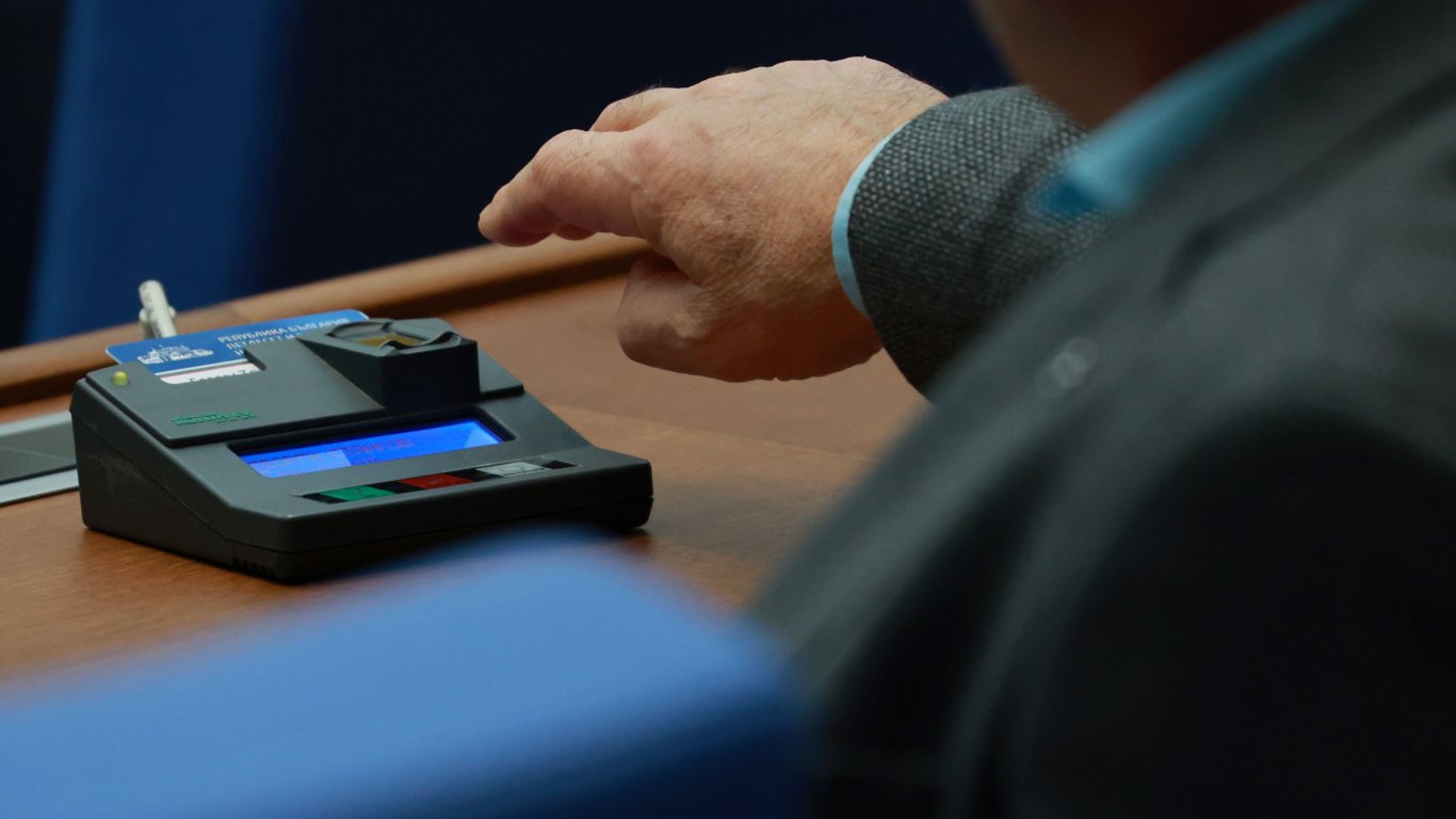 Народното събрание публикува поименния вот за състава на служебното правителство