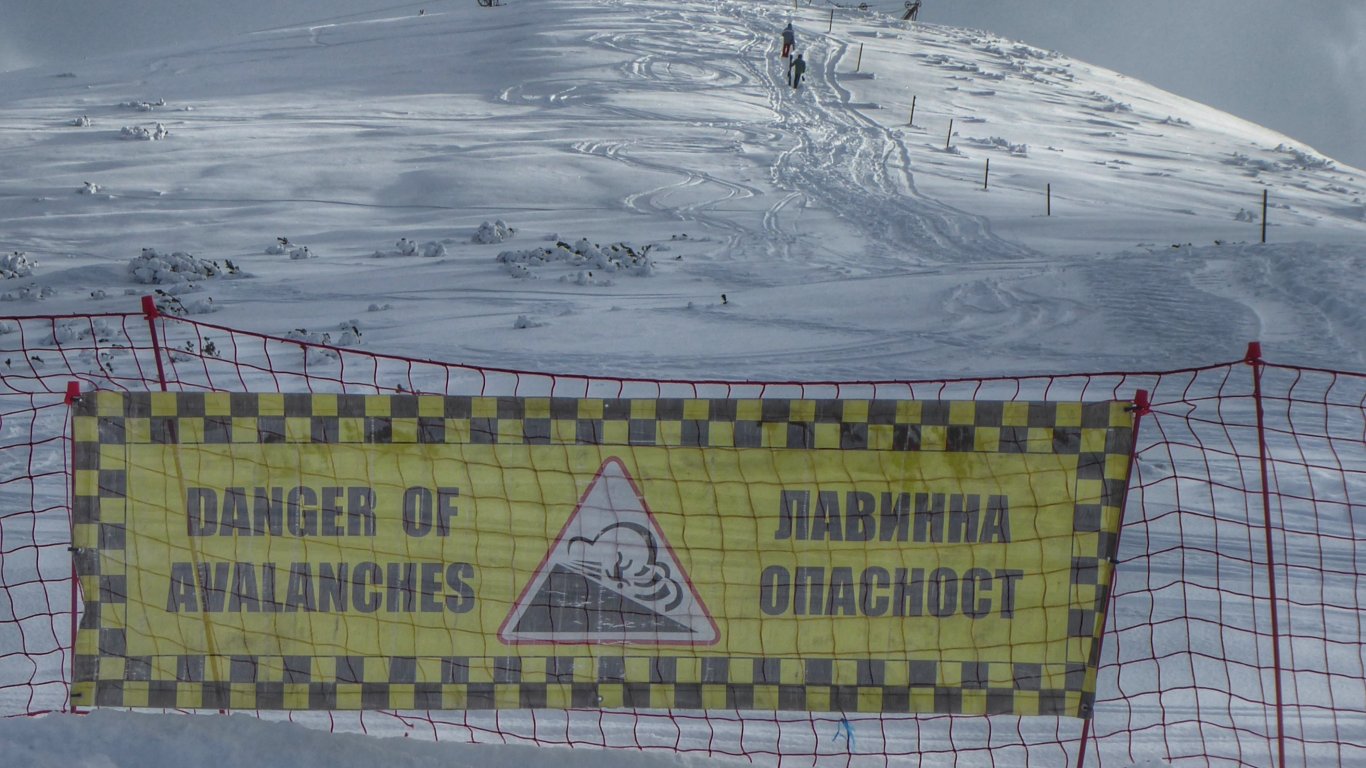 Лавинната опасност в планините остава висока и днес, съобщиха от Планинската спасителна служба на БЧК
