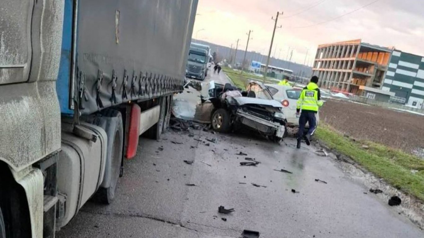 Двама пострадаха в челна катастрофа на коли при опит за изпреварване на камион в Русе