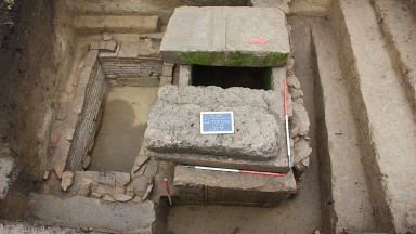 Разкриха пет гробни съоръжения и фрагмент от надгробната плоча на центурион от I Италийски легион