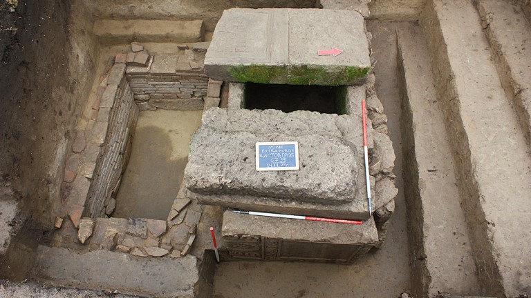 Разкриха пет гробни съоръжения и фрагмент от надгробната плоча на центурион от I Италийски легион