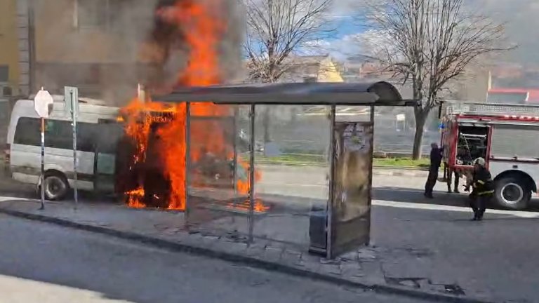 Микробус от градския транспорт в Асеновград пламна в движение (видео)