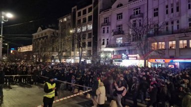 Сарафоff - Операция "Нищожен" 2 събра стотици протестиращи пред Съдебната палата (видео)